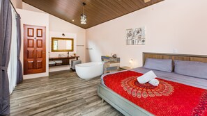 Deluxe Suite, 1 King Bed, Balcony | Deep-soaking bathtub - B&B Jardin de los Monos (Savegre)