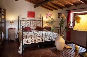 Quarto casal conforto, vista para o jardim, no jardim | Cofres nos quartos, escrivaninha, ferros/tábuas de passar roupa