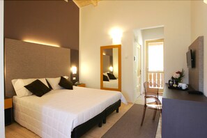 Habitació doble superior | Escriptori, planxa i posts de planxar i roba de llit