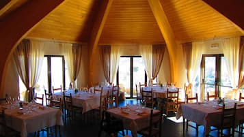 Frühstück, Mittagessen, Abendessen, lokale Küche