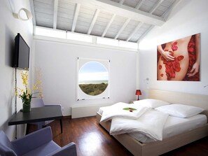 3 bedrooms, desk, WiFi, bed sheets