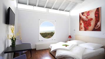 3 bedrooms, desk, WiFi, bed sheets