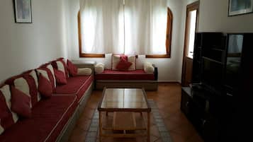 Apartment, 3 Bedrooms | Living area | 32-inch Smart TV with satellite channels, TV
