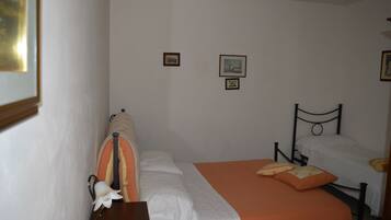 Appartement, 2 slaapkamers | 1 slaapkamer, een bureau, een strijkplank/strijkijzer, gratis babybedden