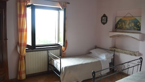 Leilighet, 2 soverom | 1 soverom, skrivebord, strykejern/-brett og barnesenger (inkludert)