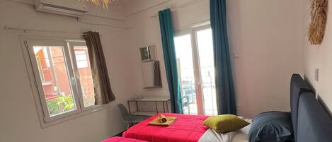 Doppia Standard | Una scrivania, ferro/asse da stiro, Wi-Fi gratuito, lenzuola