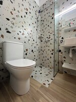 Habitación estándar doble | Baño | Ducha, artículos de higiene personal gratuitos y secador de pelo