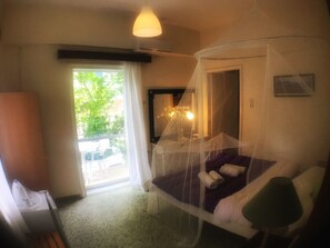 Escritorio, tabla de planchar con plancha, wifi gratis y ropa de cama 