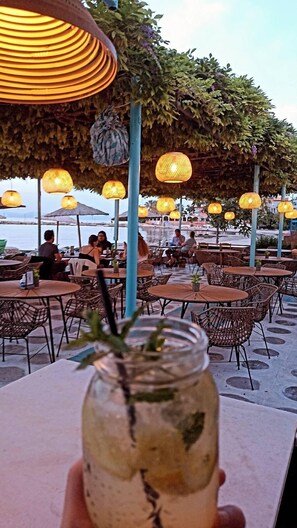 Se sirven desayunos y almuerzos; cocina griega; con vista a la playa