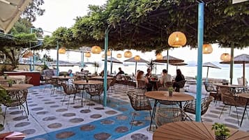 Frühstück, Mittagessen, griechische Küche, Blick auf den Strand