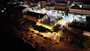 Aamiainen ja lounas; kreikkalainen keittiö, näkymät rannalle