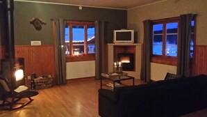 家庭木屋, 4 间卧室, 桑拿浴, 湖畔 | 起居区 | 平板电视、壁炉