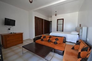 Villa | Área de sala de estar | Televisión LCD de 32 pulgadas con canales vía satélite y televisión 