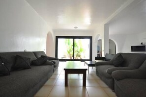 別墅 | 起居區 | 32-吋 LCD 液晶電視、衛星頻道、電視