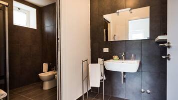 Regadera, amenidades de baño gratuitas, secadora de cabello, bidet