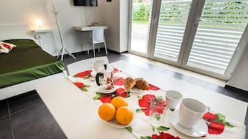 Estudio, planta baja | Servicio a la habitación
