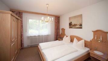 1 Schlafzimmer, Zimmersafe, Schreibtisch, BĂŒgeleisen/BĂŒgelbrett