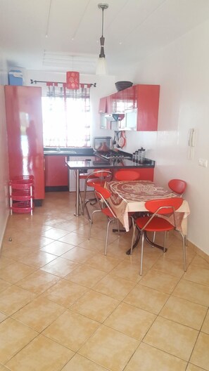Apartment, 3 Bedrooms | Dapur kecil peribadi | Peti sejuk, ketuhar gelombang mikro 