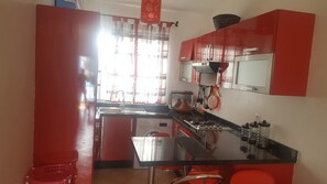 Refrigerador, microondas, utensilios de cocina