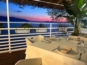 Frokost, lunsj og middag serveres, italienske retter, utsikt mot havet 