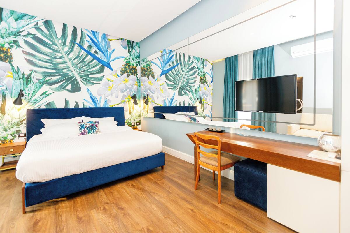 junior suite, balcony | premium bedding, minibar, in-room safe, desk