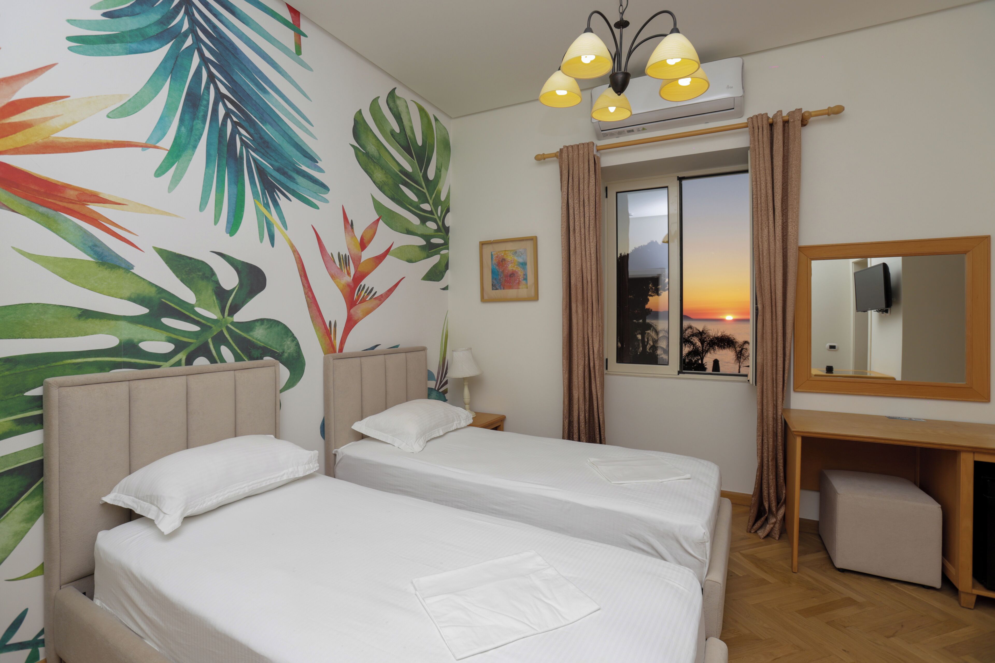 Habitación cuádruple estándar, frente al mar | Ropa de cama de alta calidad y minibar 