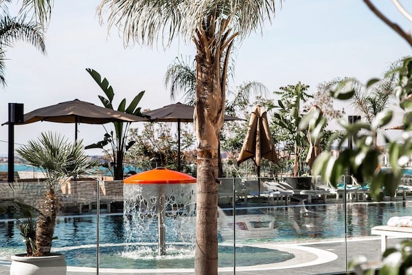 Una piscina al aire libre de temporada