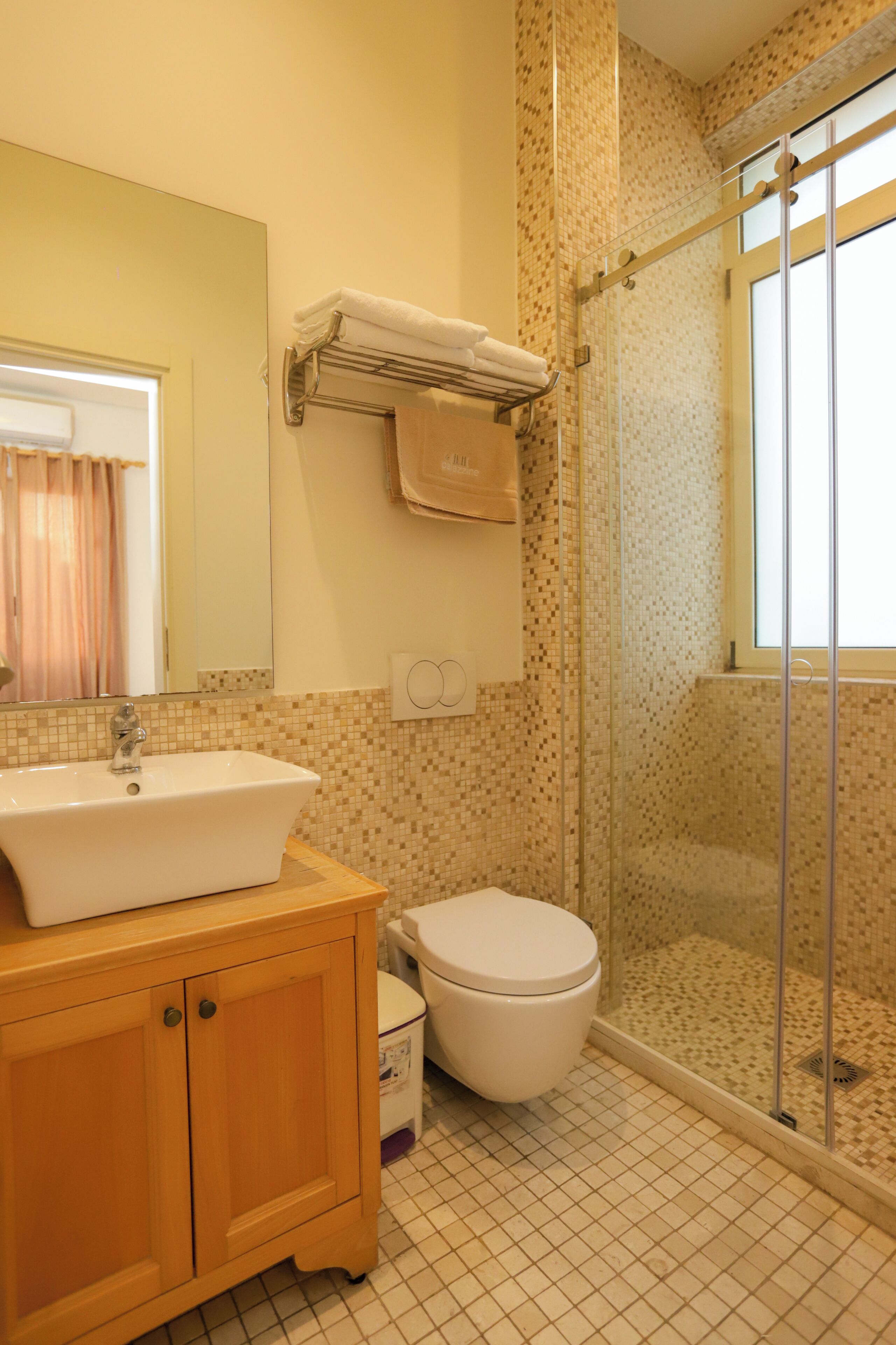 Ein Badezimmer mit Waschbecken, Toilette und Dusche.
