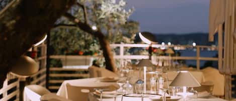 Petit déjeuner, déjeuner et dßner servis sur place, vue sur la mer