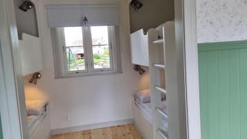 Escritorio, cortinas blackout y tabla de planchar con plancha