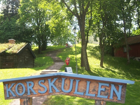 Entrée de l’hébergement. Korskullens Camping Stugor & Cafe
