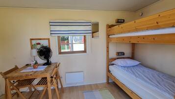 1 sovrum, skrivbord, mörkläggningsgardiner och strykjärn/strykbräda