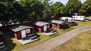 Een bureau, verduisterende gordijnen, een strijkplank/strijkijzer