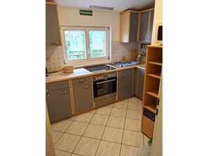 Kühlschrank, Mikrowelle, Ofen, Geschirrspüler