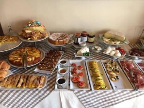 Tägliches Frühstücksbuffet gegen Gebühr