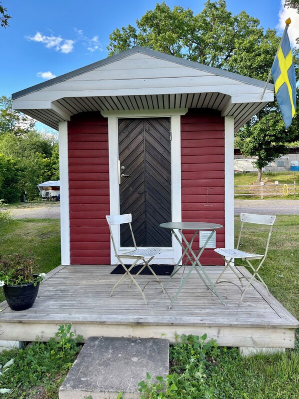 Cabin | Blackout drapes, iron/ironing board, free WiFi