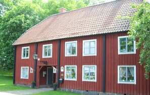 Front of property - Vandrarhemmet Mangelgården - Hostel (Soderkoping)