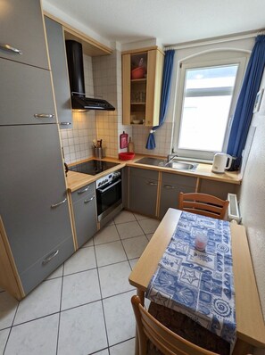 Fridge, oven - Fewo 07 - Apartments Haus Eintracht / J. u.G. Gottschalk GbR (Sellin)