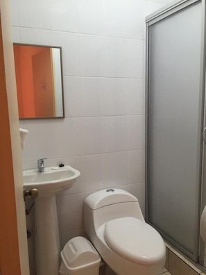 Dusche, kostenlose Toilettenartikel, Handtücher