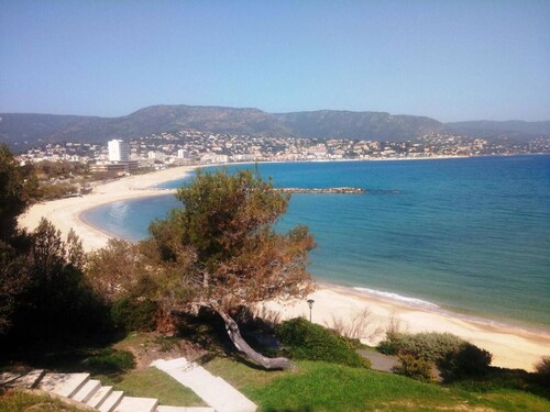 Le Lavandou: 1-BR apartment, sleeps 4, terrace, pets allowed, optional parking