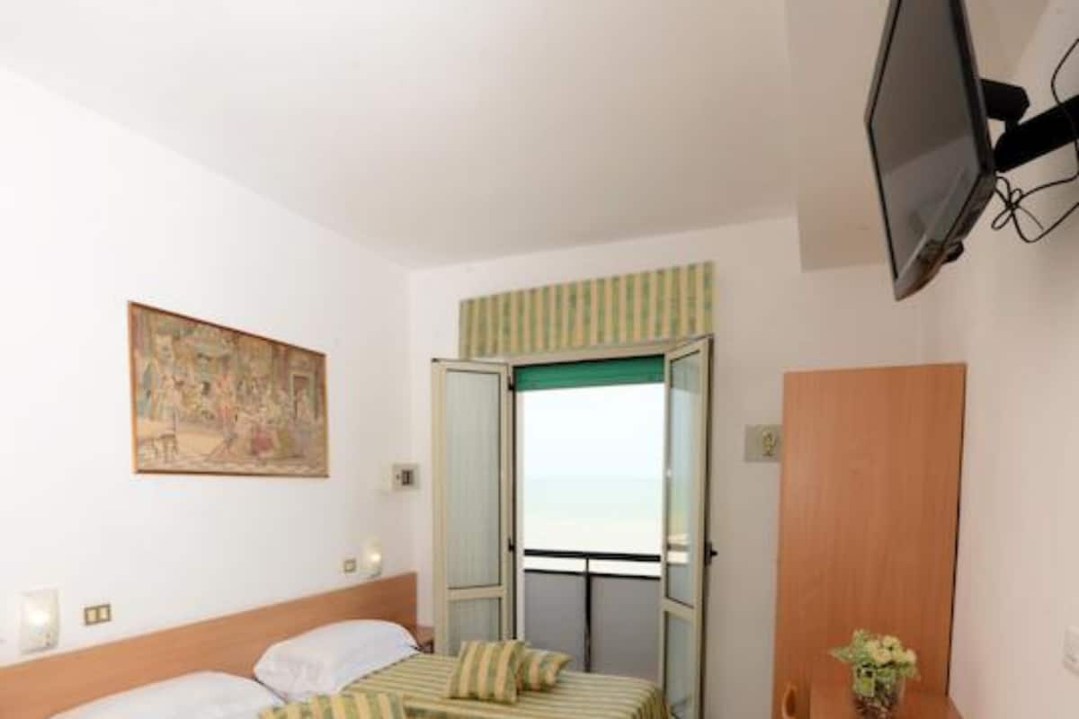 Camera Standard con letto matrimoniale o 2 letti singoli, vista mare | Una cassaforte in camera, culle/letti per bambini (a pagamento)