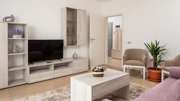 Design Apartment, 1 Bedroom, Balcony ( Purple) | Woonkamer | Een 40-inch flatscreentelevisie met kabelzenders en een televisie