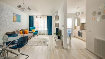 Deluxe Suite with Balcony (Bellview) | Private kitchen | Fridge, microwave, oven, stovetop