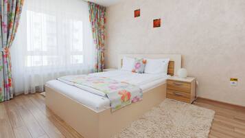 Une chambre à coucher avec un lit, une table de chevet, une commode, un tapis moelleux et une fenêtre avec des rideaux.