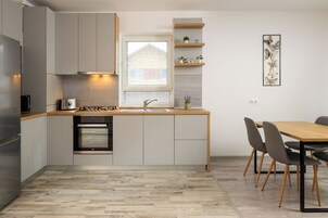 Business Apartment (Studio Silver) | Private kitchen | Fridge, microwave, oven, stovetop