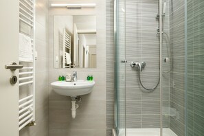 Deluxe Suite with Balcony (Breezy) | Baño | Amenidades de baño de diseñador, secadora de cabello, pantuflas 