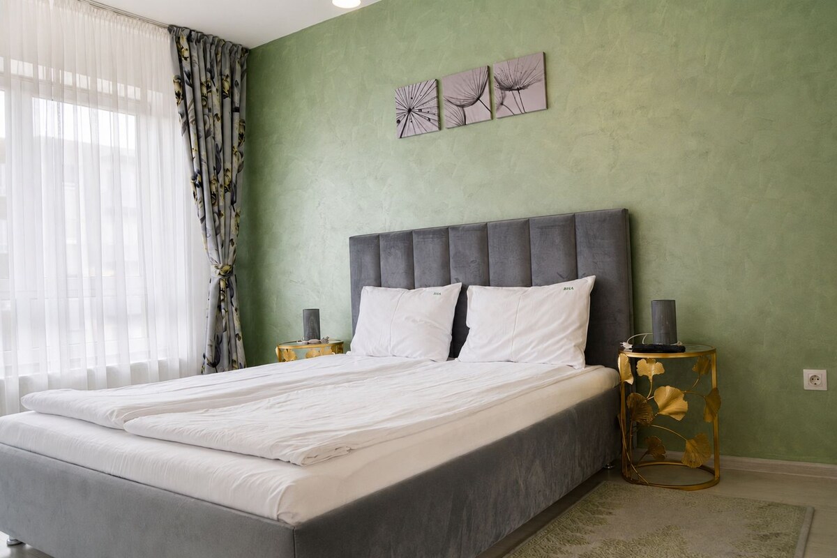 Junior Suite, Balcony ( Season ) | Allergitestet sengetøy, minibar og safe på rommet