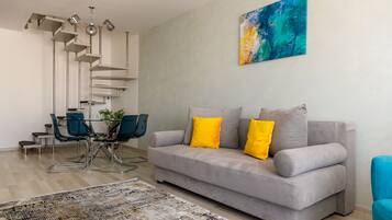 Deluxe Suite with Balcony (Bellview) | Spisning på værelset