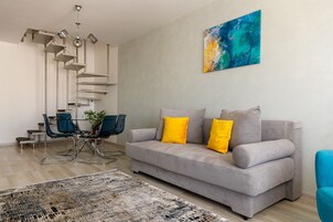 Deluxe Suite with Balcony (Bellview) | In-room dining