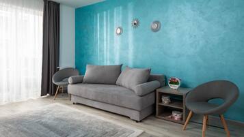 Apartamento design, 1 quarto, sacada | Área de estar | TV de tela plana 40 polegadas com canais a cabo, TV